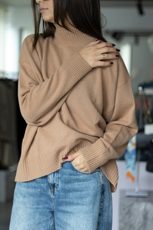 ROLLKRAGEN PULLOVER IN CAMEL