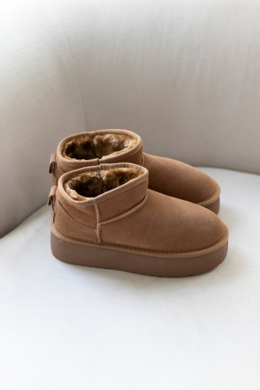 BOOTS AUS WILDLEDER IN CAMEL