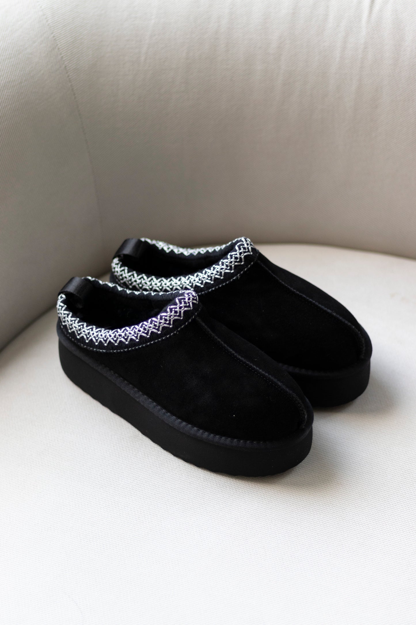 SLIPPER AUS WILDLEDER IN SCHWARZ