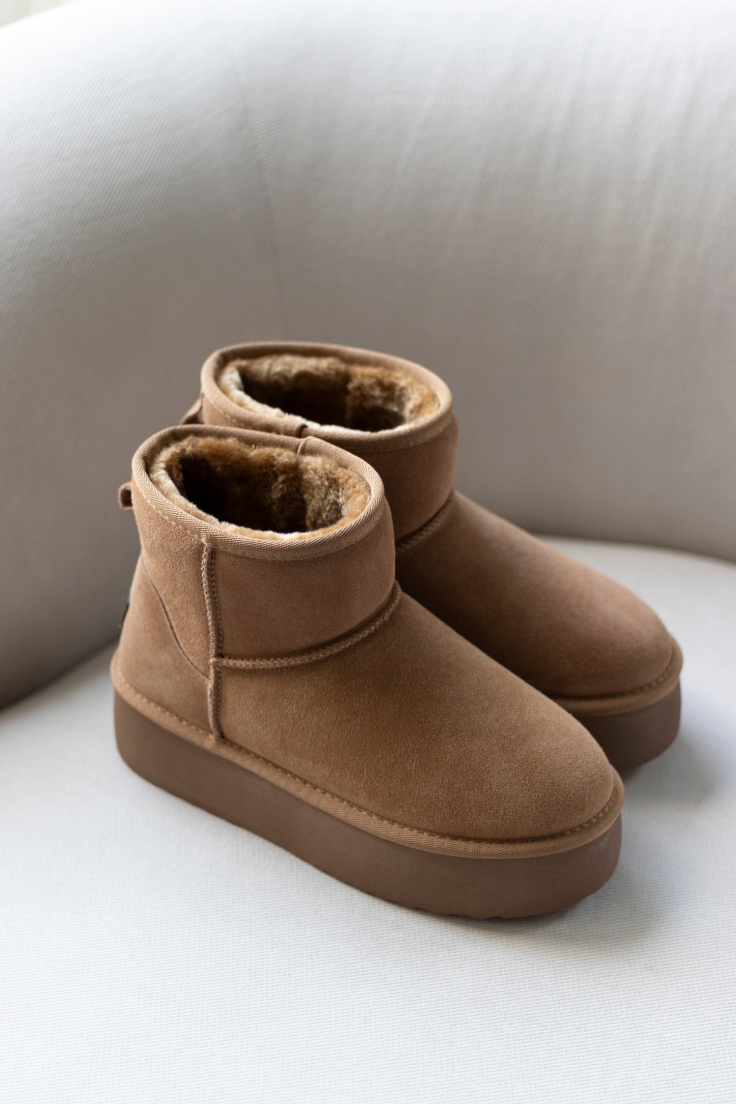 BOOTS AUS WILDLEDER IN CAMEL