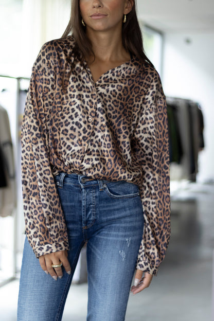 BLUSE MIT LEO-PRINT