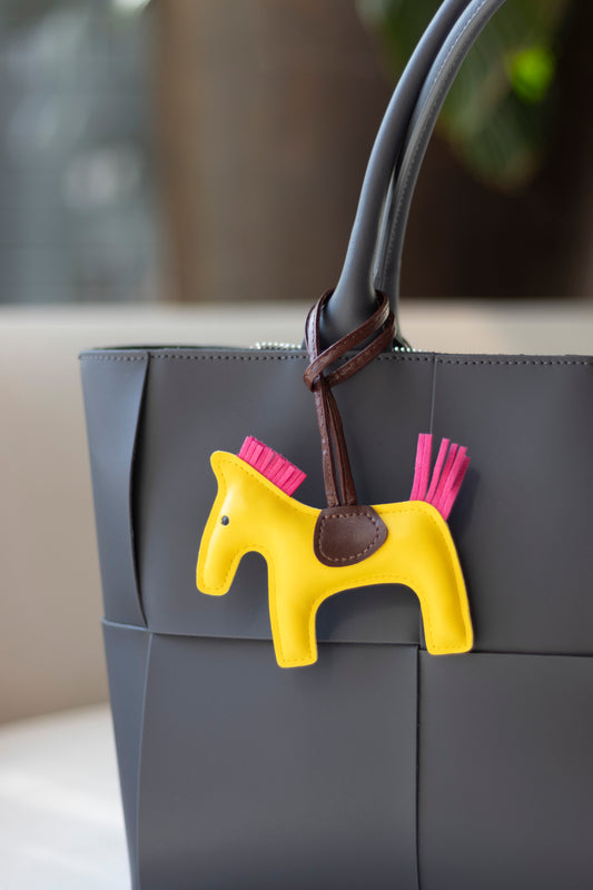 TRENDIGER BAG CHARM AUS VEGANEM LEDER