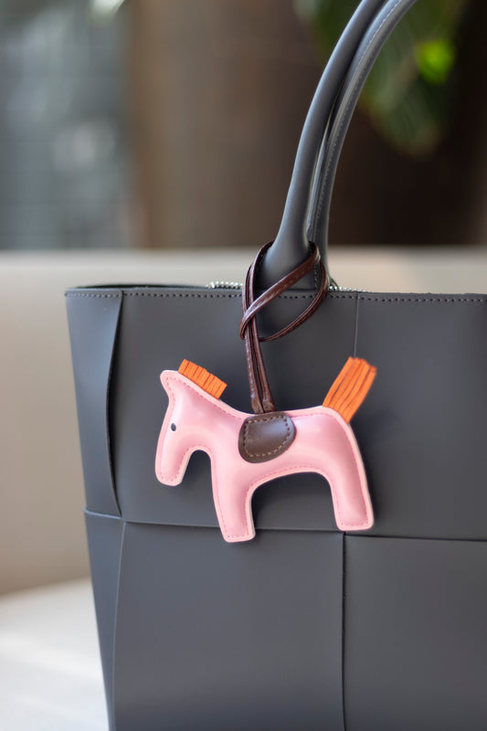 TRENDIGER BAG CHARM AUS VEGANEM LEDER