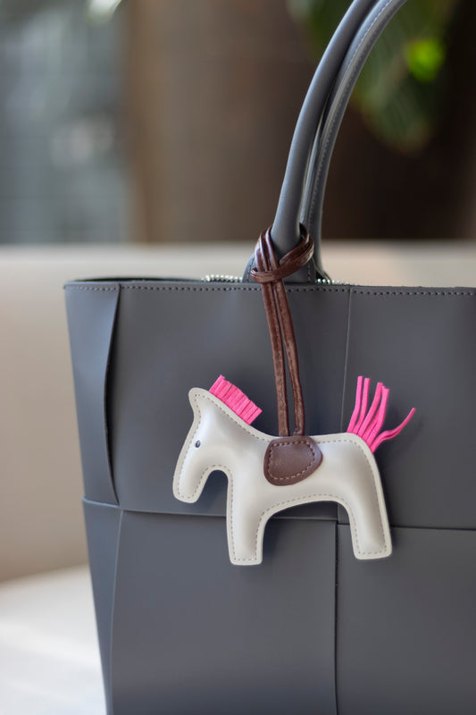 TRENDIGER BAG CHARM AUS VEGANEM LEDER