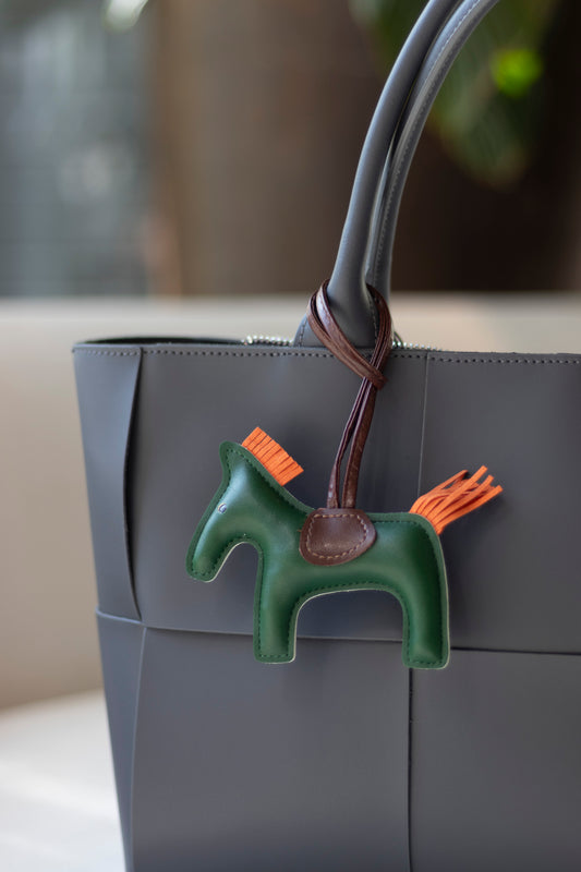 TRENDIGER BAG CHARM AUS VEGANEM LEDER