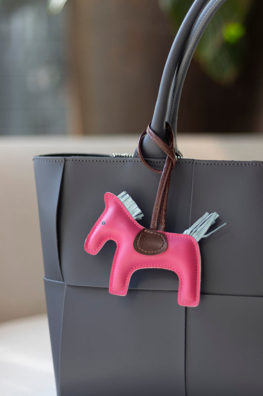 TRENDIGER BAG CHARM AUS VEGANEM LEDER