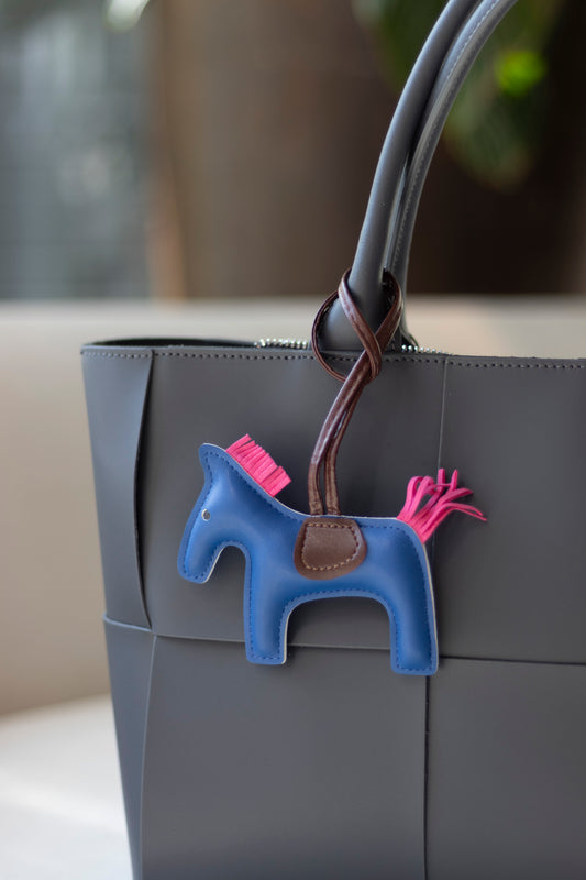 TRENDIGER BAG CHARM AUS VEGANEM LEDER