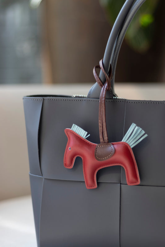 TRENDIGER BAG CHARM AUS VEGANEM LEDER