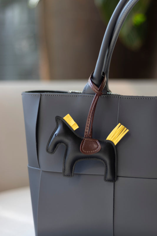 TRENDIGER BAG CHARM AUS VEGANEM LEDER