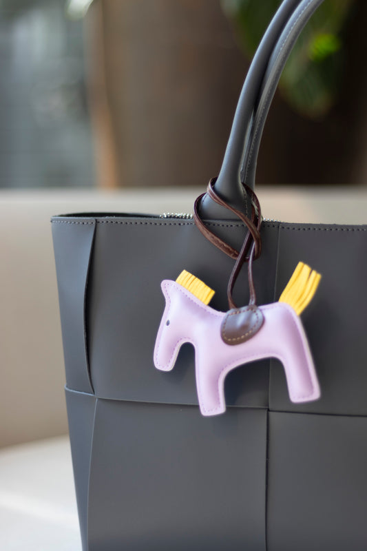 TRENDIGER BAG CHARM AUS VEGANEM LEDER