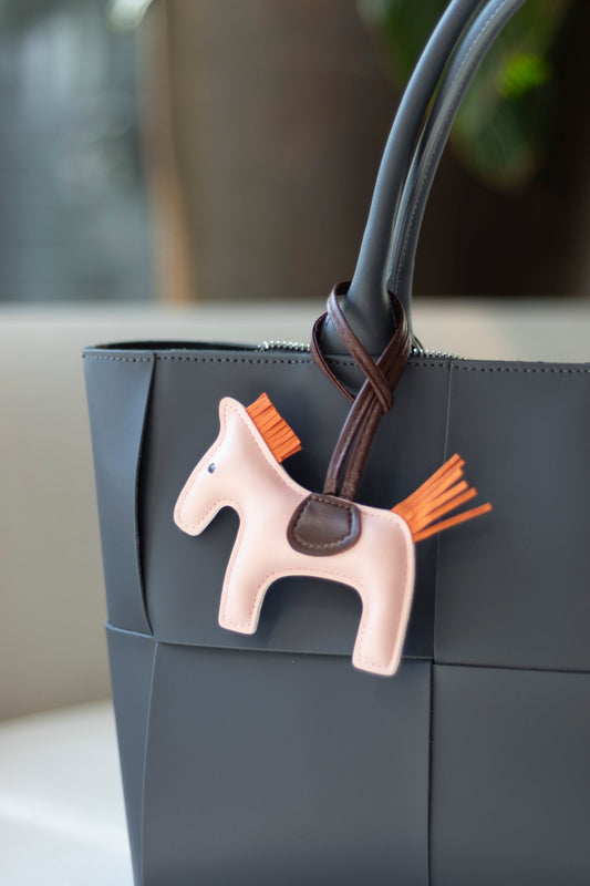 TRENDIGER BAG CHARM AUS VEGANEM LEDER