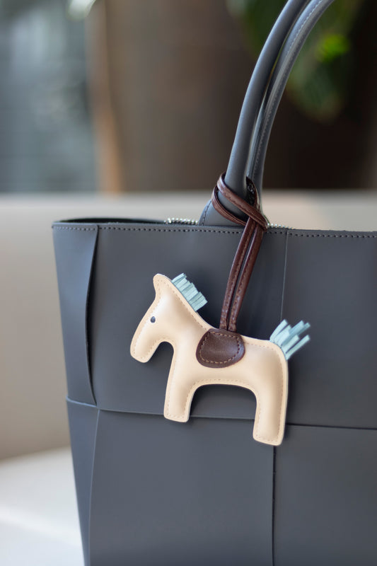 TRENDIGER BAG CHARM AUS VEGANEM LEDER