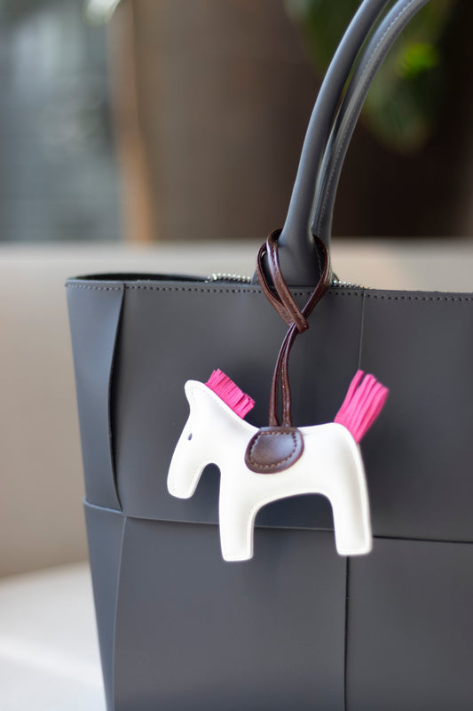 TRENDIGER BAG CHARM AUS VEGANEM LEDER