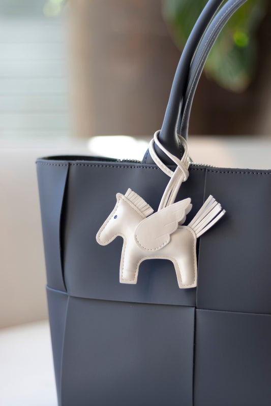 TRENDIGER BAG CHARM AUS VEGANEM LEDER