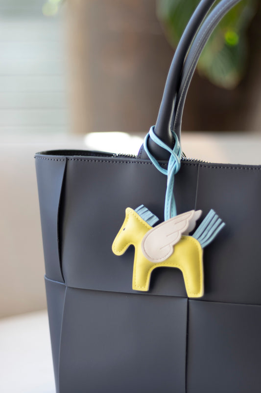 TRENDIGER BAG CHARM AUS VEGANEM LEDER