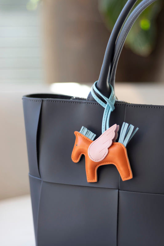 TRENDIGER BAG CHARM AUS VEGANEM LEDER