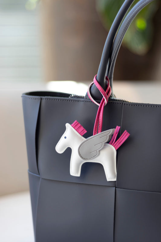 TRENDIGER BAG CHARM AUS VEGANEM LEDER