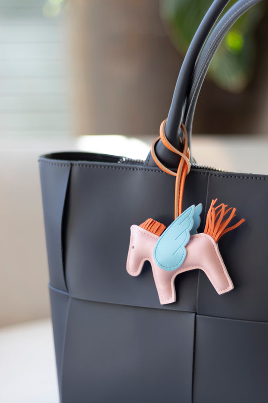 TRENDIGER BAG CHARM AUS VEGANEM LEDER