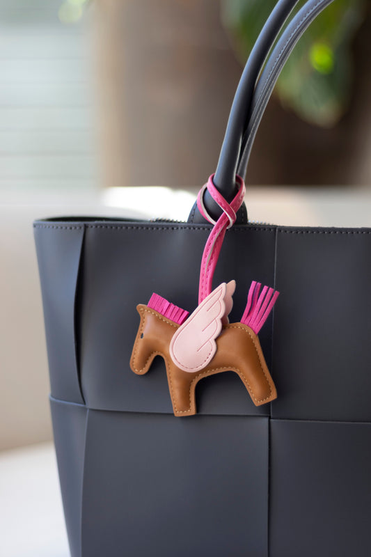 TRENDIGER BAG CHARM AUS VEGANEM LEDER