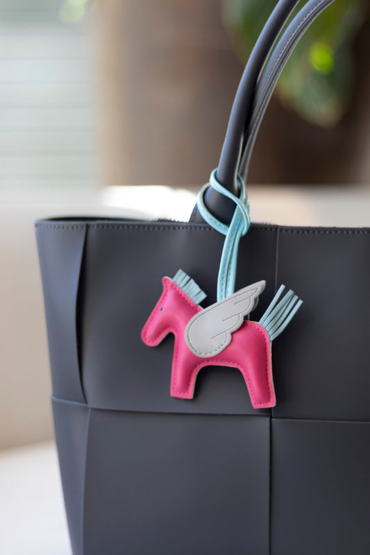 TRENDIGER BAG CHARM AUS VEGANEM LEDER